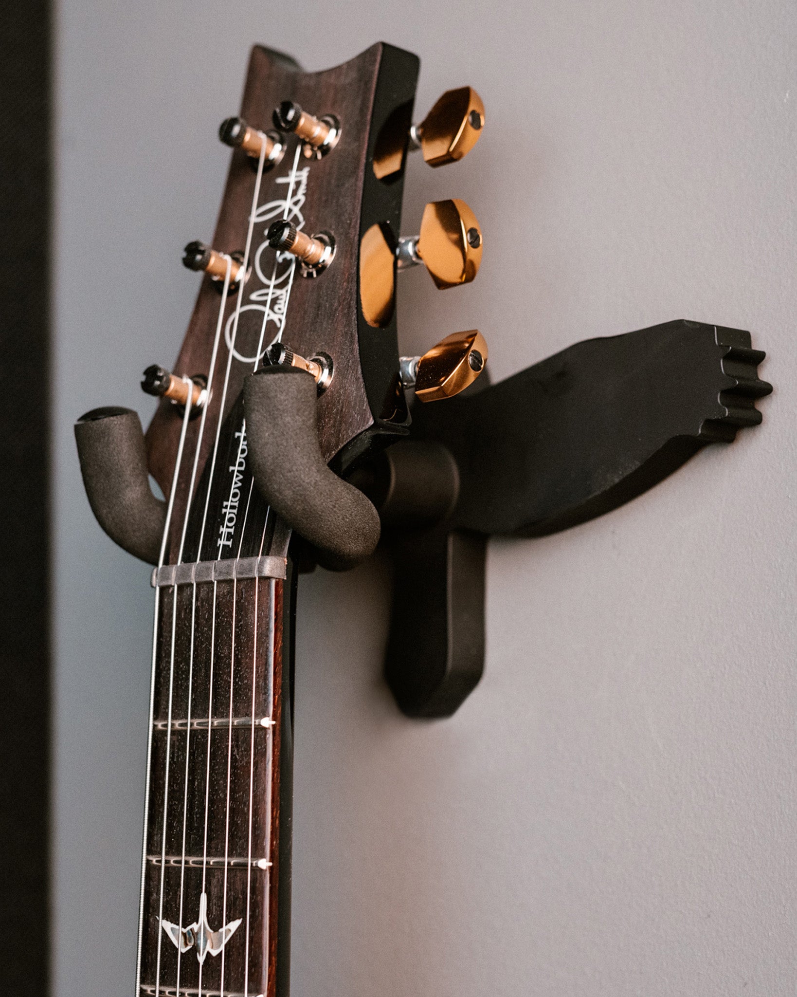 Ueteto Guitar Wall Mount Auto Lock, 2 Pack Guitar Wall Hanger, Hard Wood Base Guitar Hook for Acoustic, Classical, Electric, Bass Guitars (A並行輸入 : Ueteto Guitar Wall Mount Hanger, Hard Wood Base Guitar